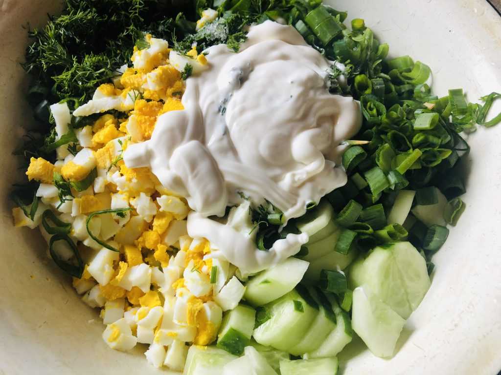 Рецепты простых салатов с зеленым луком. Салат с яйцом. Салат майонезный. Салатик с майонезом. Яичный салат с майонезом.