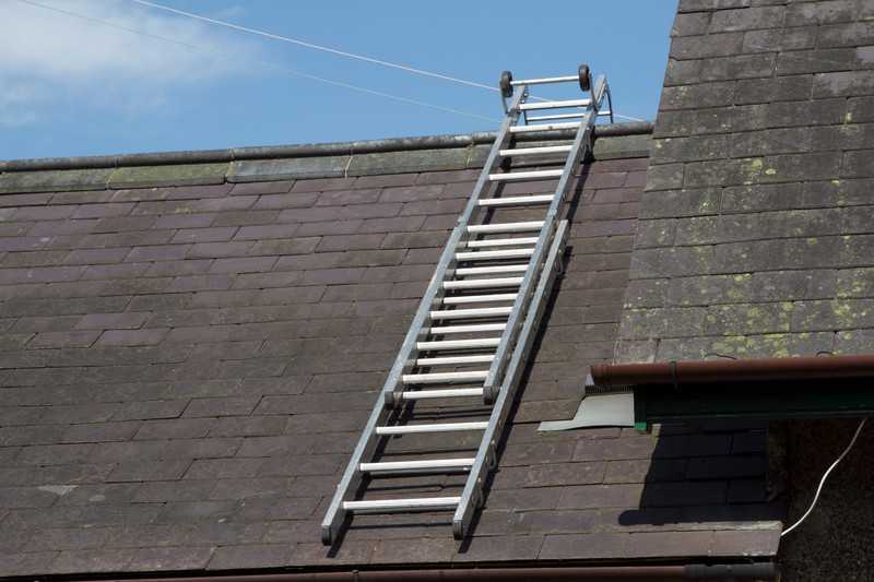 Зацеп за конек крыши. Лестница для крыши с зацепом. Лестница для кровли крыши. Лестница для монтажа крыши. Металлическая лестница на крышу.
