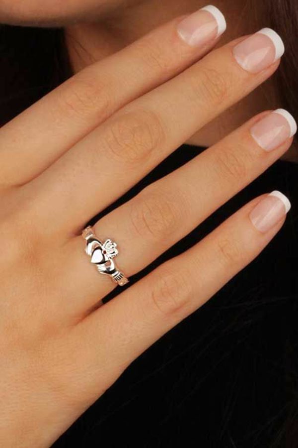 Кольцо на правом безымянном пальце у девушки. Помолвочные кольца с маникюром. Обручальное и помолвочное кольцо. Кольцо на безымянном пальце. Маникюр с колечком.