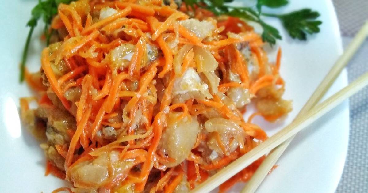 Хе с щуки с морковью луком. Щука Хе по-корейски. Корейский салат Хе из рыбы. Хе из щуки. Салат Хе из щуки.
