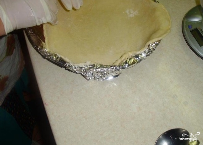 Смазывают ли фольгу маслом. В фольге для тесто. Как сделать бортик из фольги для выпечки. Песочный низ для торта. Песочный пирок в фольгированной фооме.