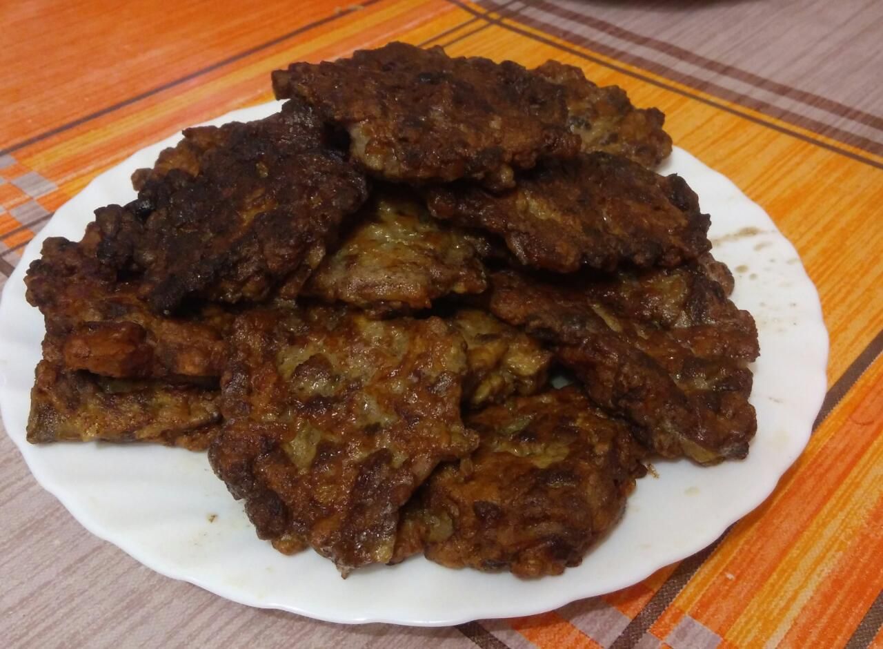 Оладьи из куриной печени фото. Оладьи из куриной печени. Оладьи из куриной печенки. Печёночные оладьи из куриной печени. Печеночные оладьи из курицы.