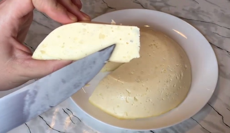 Можно сделать сыр в домашних условиях. Сыр из творога. Домашний сыр. Приготовление сыра. Творожный сыр из молока.
