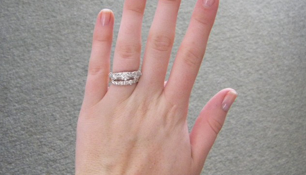 Кольцо на правом безымянном пальце у девушки. Кольцо на среднем пальце. Два кольца на безымянном пальце. Кольцо на безымянном пальце правой руки. Кольцо на безымянном пальце левой.
