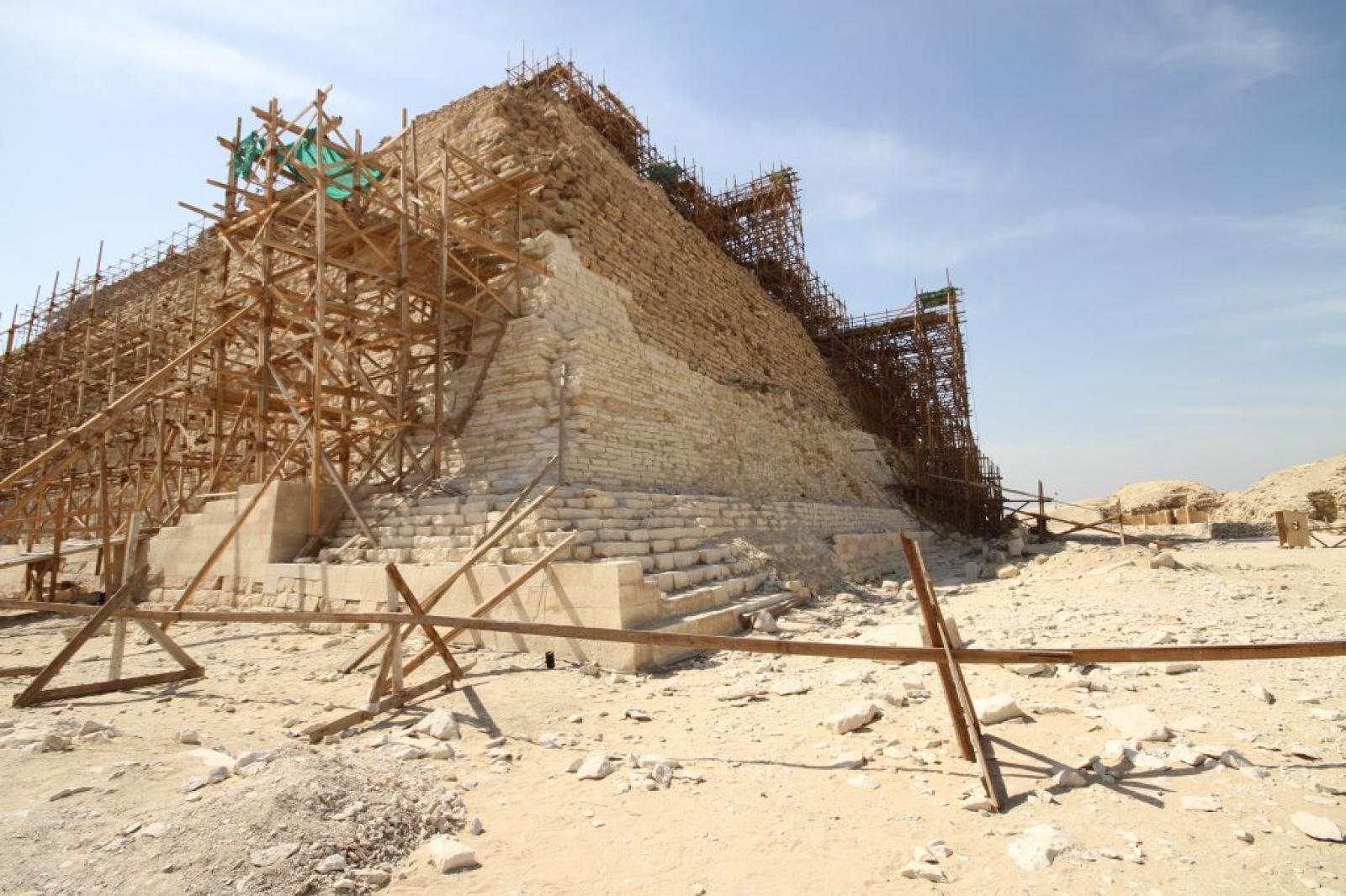 Построенный в древности. Стройка пирамиды Хеопса. Пирамиды Хеопса строились. Стройка пирамиды Хеопса в Египте. Строители пирамиды Хеопса.