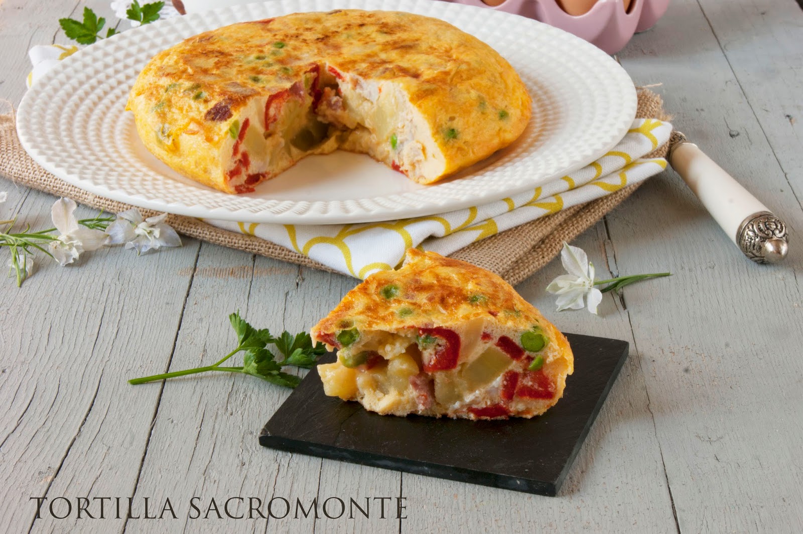 Завтрак с лепешкой и яйцом. Тортилья Сакромонте. Тортилья с треской (Tortilla de bacalao). Омлет на лепешке Тортилья. Касабланкская Тортилья.