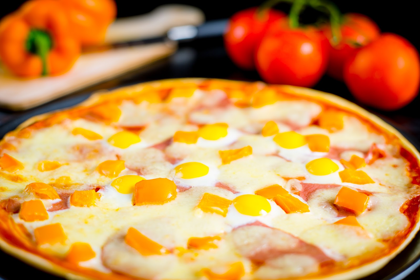 Пицца с яйцом сверху рецепт с фото в домашних