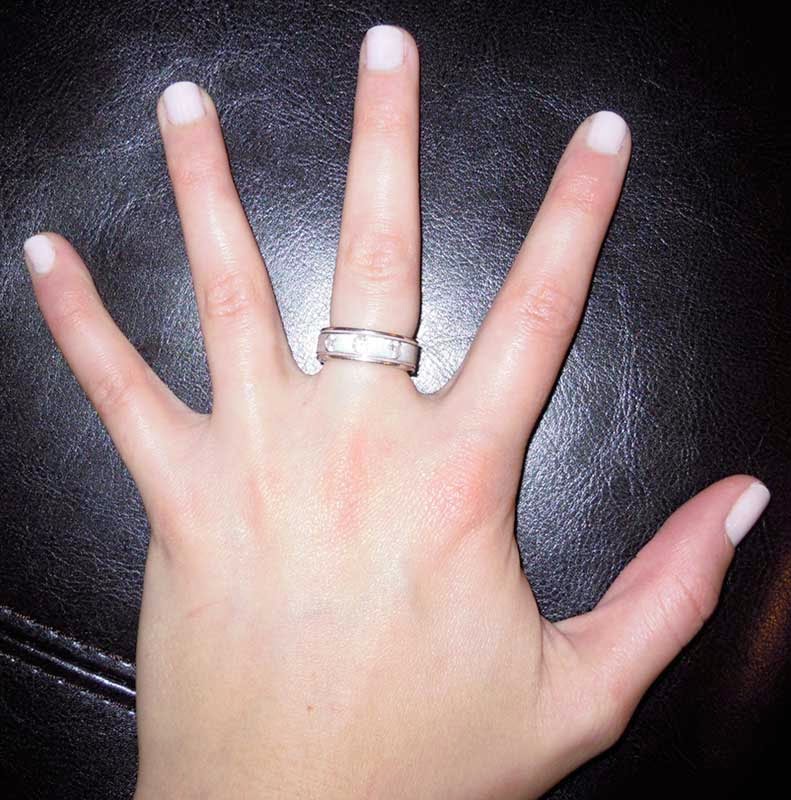 Какие кольца носят на среднем пальце женщины