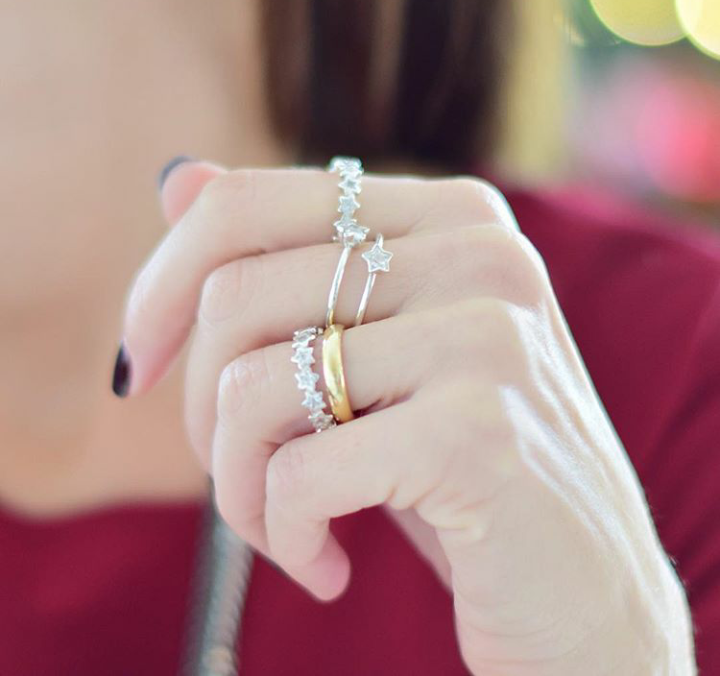 Надеты кольца золотые. Золотое кольцо Пандора. Помолвочное кольцо Пандора. Золотые и серебряные кольца на одной руке. Кольцо на руке.