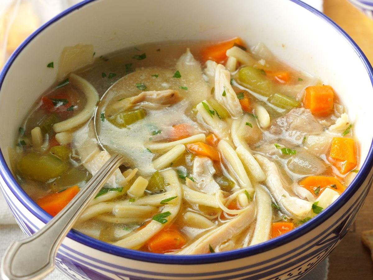 Суп лапша с морковью. Чикен нудл суп. Суп с макаронами и картошкой. Суп картофельный с макаронными изделиями. Суп с макаронами и курицей.