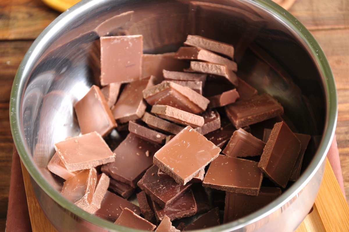 Шоколад на сливочном масле. Разломанный шоколад. Приготовление шоколадной глазури. Ломаный шоколад. Растопленный шоколад.