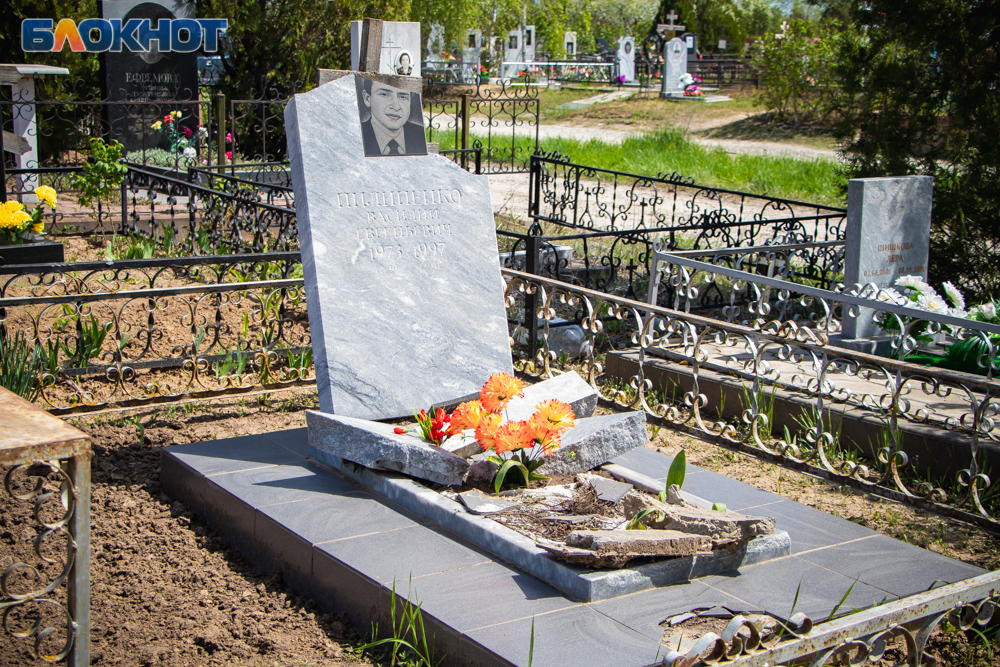 В какой день можно на кладбище. Пасха на кладбище. Хождение на кладбище на Пасху. Волгодонск начало захоронений на кладбище 2. Пасху отмечают дома или на кладбище.
