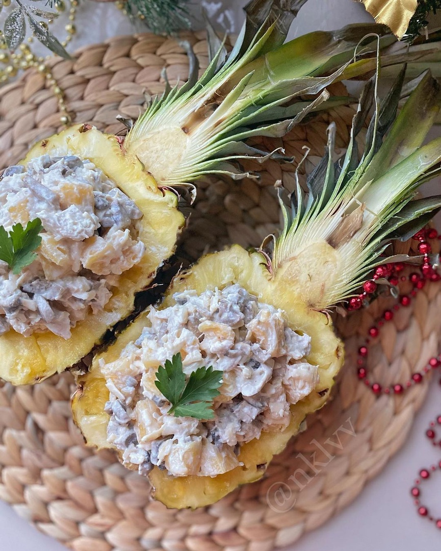 Ананас с сыром и чесноком. Салат с ананасом. Салат с ананасом и курицей. Салат с ананасом в ананасе. Красивая подача ананаса.