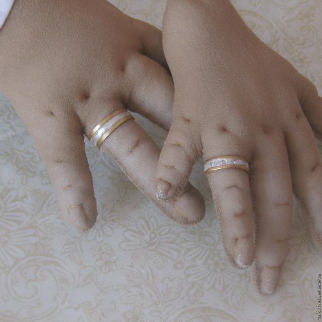 Почему чернеет золотое кольцо на руке. Кольца для пухлых пальцев. Обручальное кольцо для коротких пальцев. След от обручального кольца на пальце.