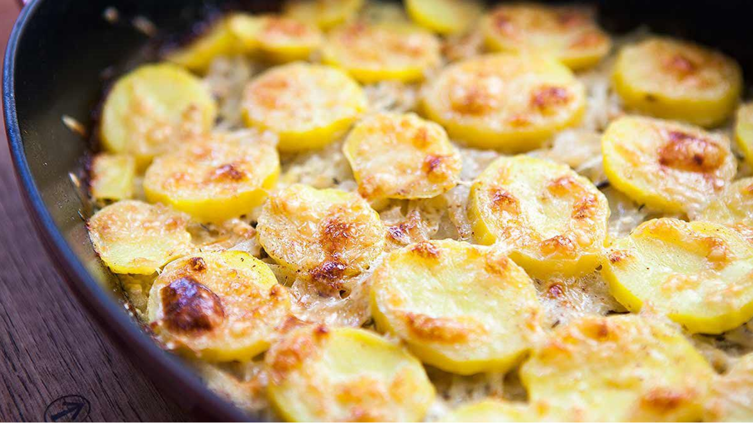 Рецепты целой картошки в духовке. Картошка в духовке. Картофель кружочками запеченный в духовке. Картошка в духовке запеченная кружочками. Картошка кружочками в духовке с сыром.