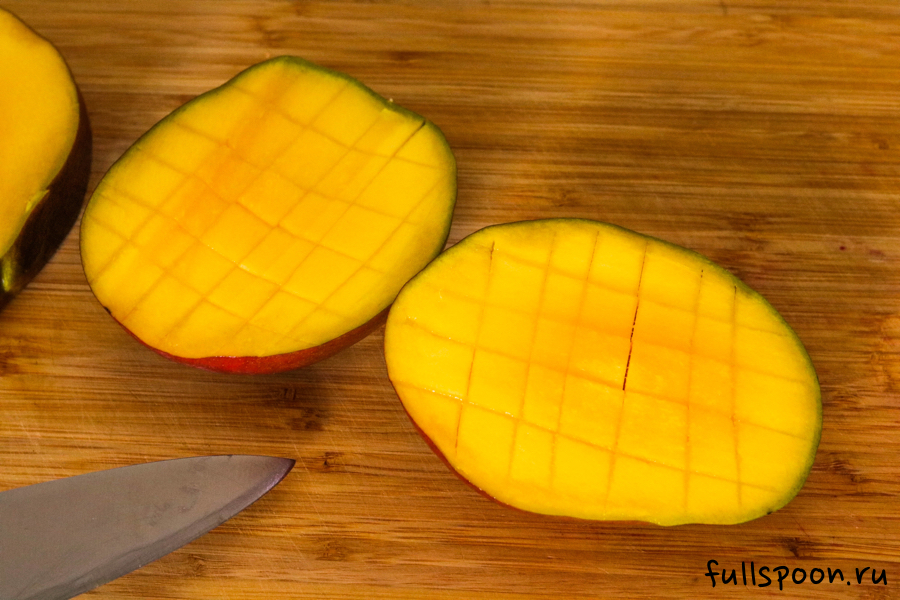 Как правильно разделать манго. Разделать манго. Манго разрезанное пополам. Нарезка манго ломтиками. Нарезанное манго ломтиками.