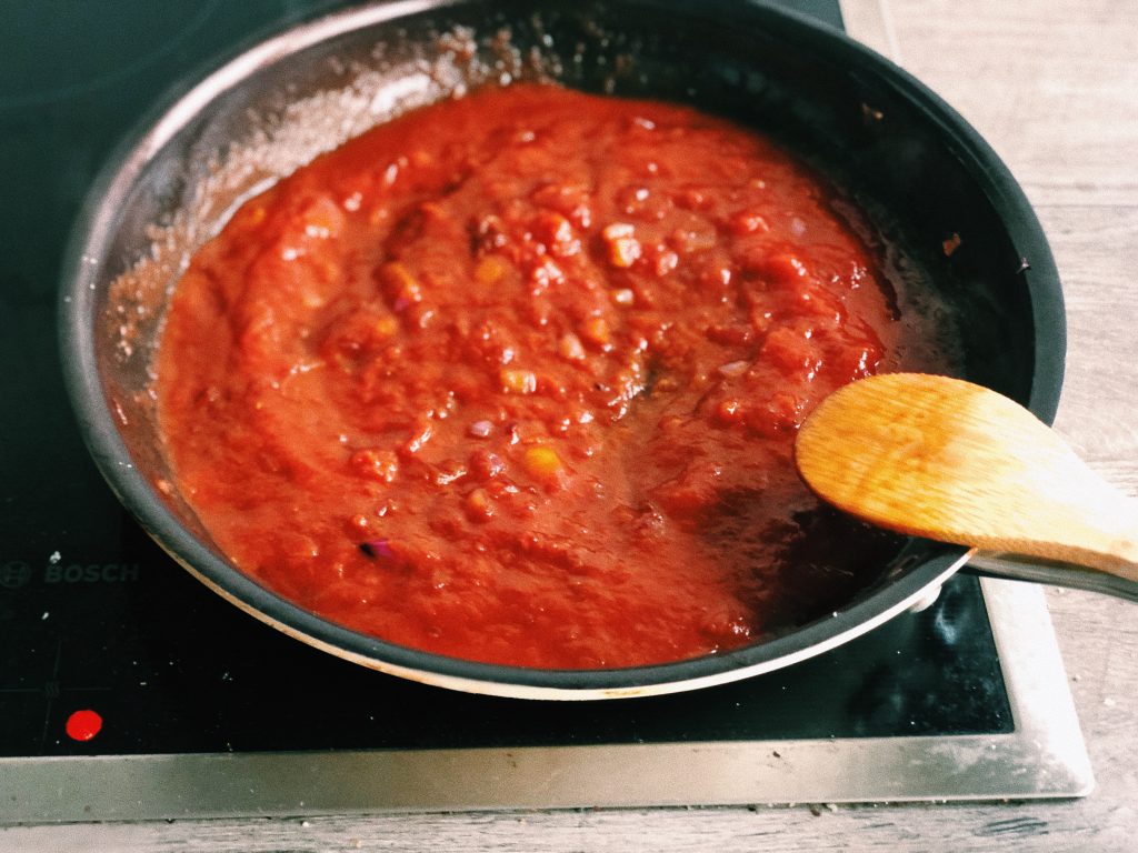 Томатная паста с луком и чесноком. Пассировка томатной пасты. Соус с томатом в сотейнике. Пюре с томатной пастой. Томатная паста в сковороде.