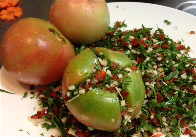 Помидоры с чесноком пошаговый рецепт. Зелёные фаршированные помидоры горлодёры. Зеленые помидоры фаршированные зеленью. Фаршированные зеленые помидоры на зиму. Зелёные помидоры с чесноком.