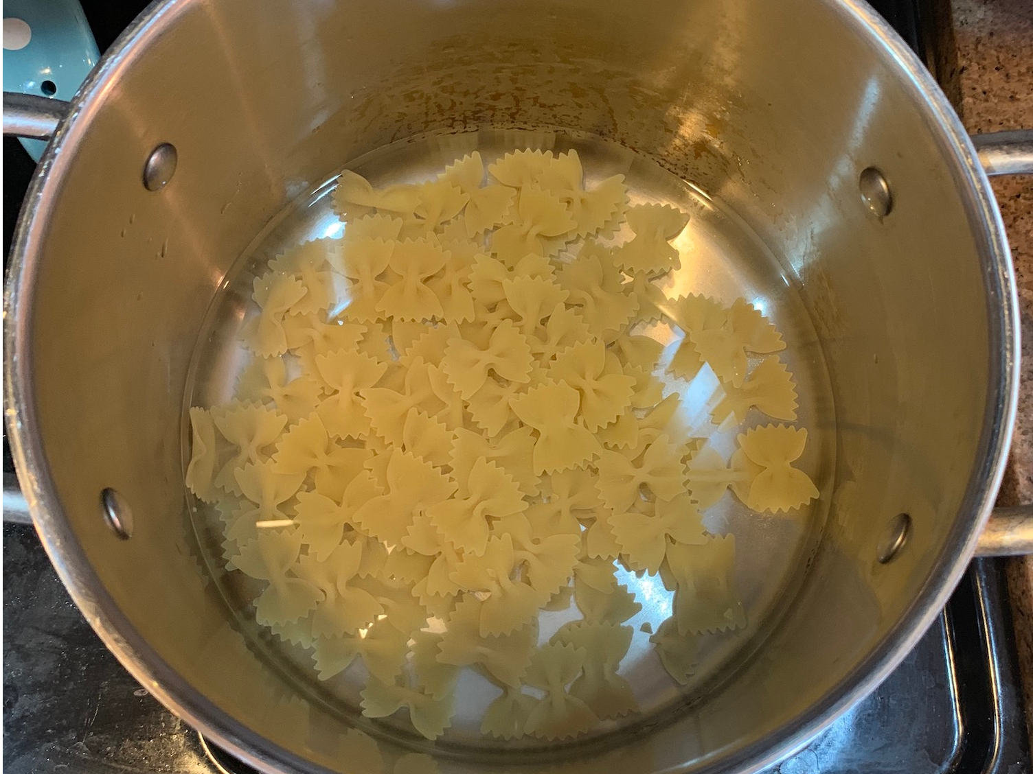 Сколько времени варить макароны после закипания. Варка спагетти в кастрюле. Макароны засыпают в кипящую воду. Макароны в холодную воду. Приготовленная лапша в кастрюле.