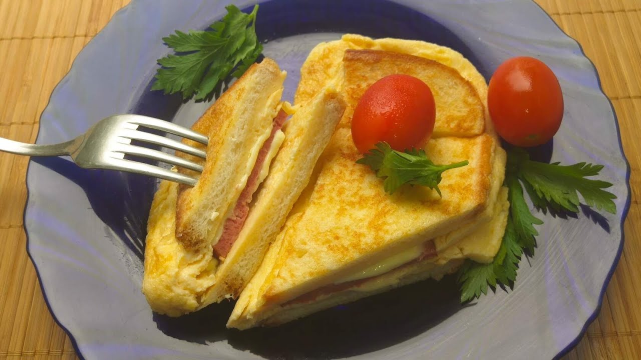 Тостовый хлеб с яйцом на сковороде. Горячие бутерброды. Бутерброды с колбасой и сыром и яйцом. Яичный бутерброд. Бутерброд с RJK,fcrjq и яйцом.