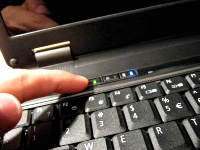 Ноутбук включается горит кнопка включения. Acer Aspire 9300 кнопка Wi-Fi. Кнопка вай фай на ноутбуке Acer. Acer TRAVELMATE 4220 кнопка Wi Fi. Кнопка включения вай фай на ноутбуке Асер.