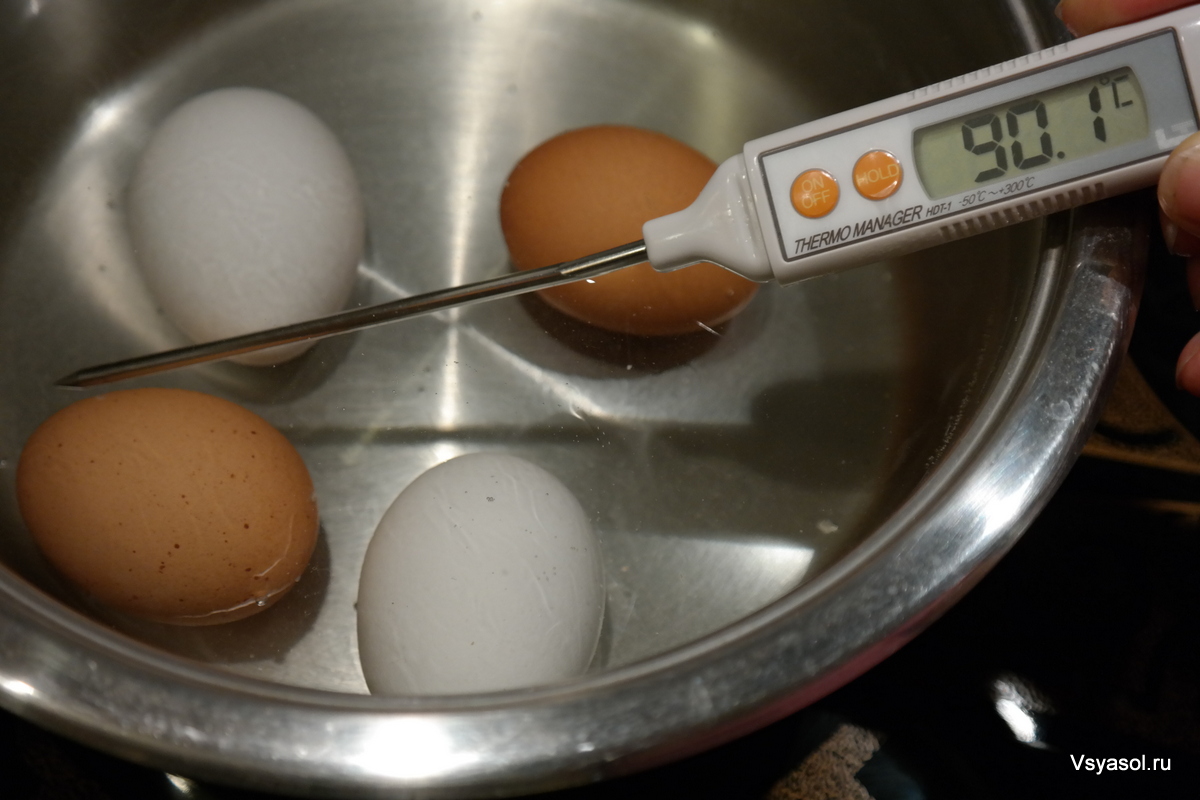 Сколько варить два яйца. Варка яиц. Варить яйца. Варка яиц температура. Сколько варить яйца.