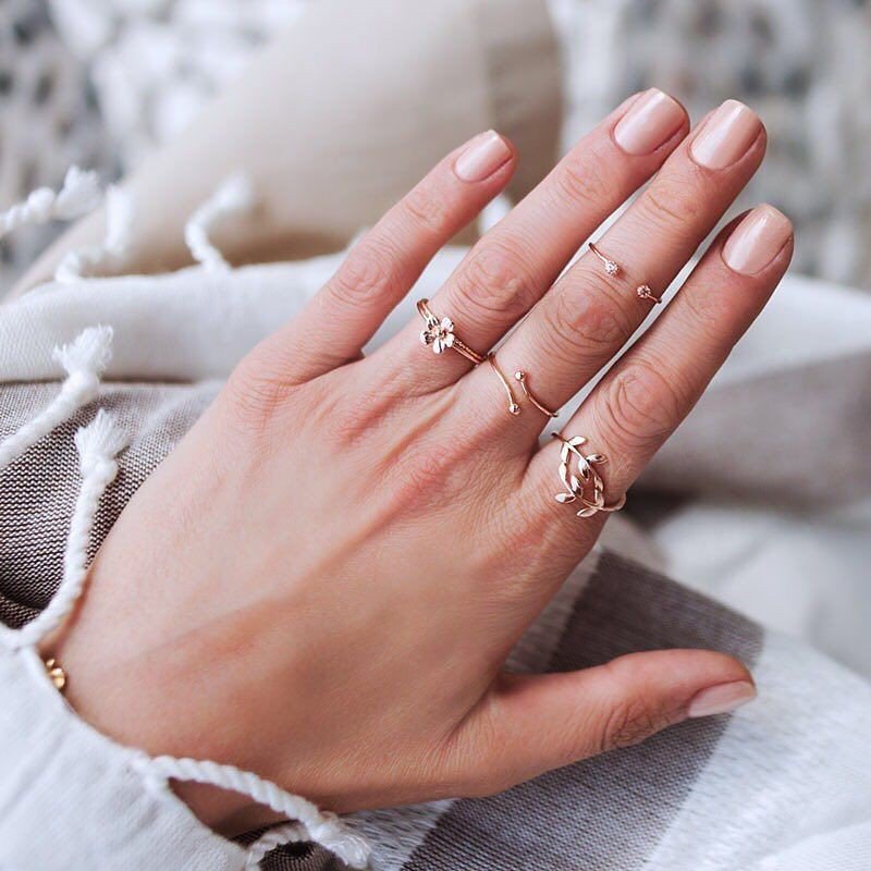 Два кольца на одной руке у женщины