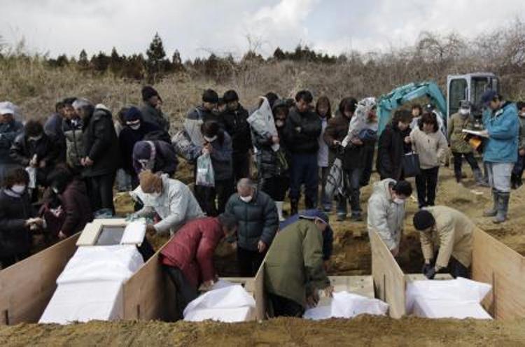 Пора похоронить. Как хоронят людей в Японии. В Японии кремируют или хоронят. Корейские похороны кремация.