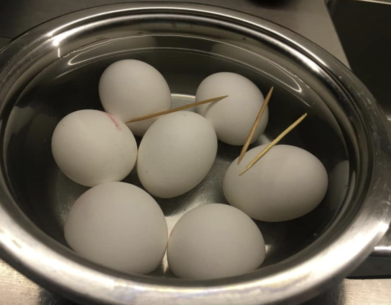 Сколько варить яйца перед покраской. Варка яиц. Вареные яйца. Отварные яйца. Яйца при варке.