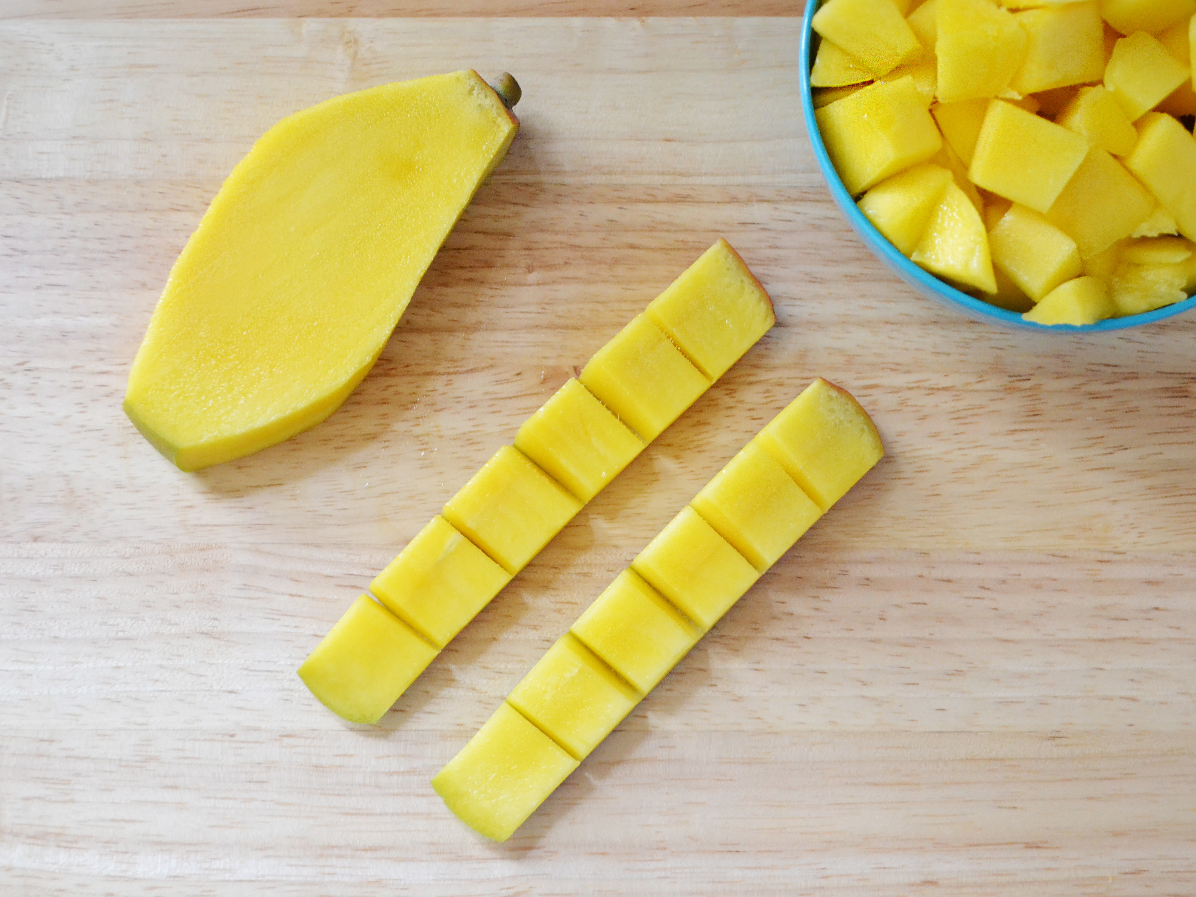 Как правильно разделать манго. Манго нарезанный. Порезать манго. Красиво порезать манго. Правильная нарезка манго.