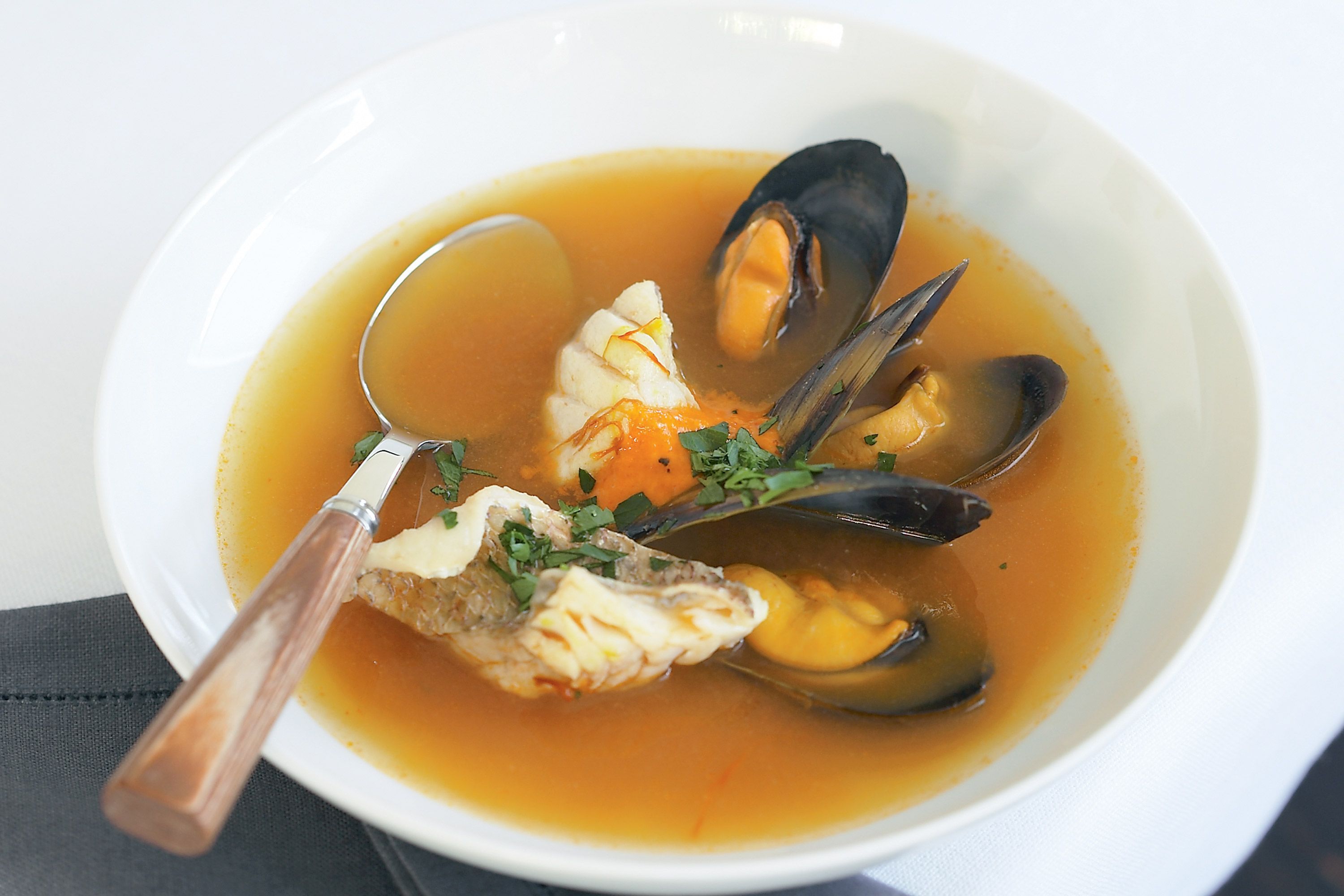 Какая рыба для супа. Марсельский суп буйабес. Суп буйабес Монако. Рыбный суп буйабес. Французский суп буйабес.