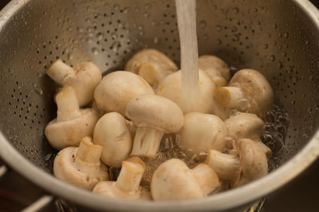 Нужно мыть грибы. Мытые шампиньоны. Мытье грибов. Чистка грибов. Очищенные шампиньоны.