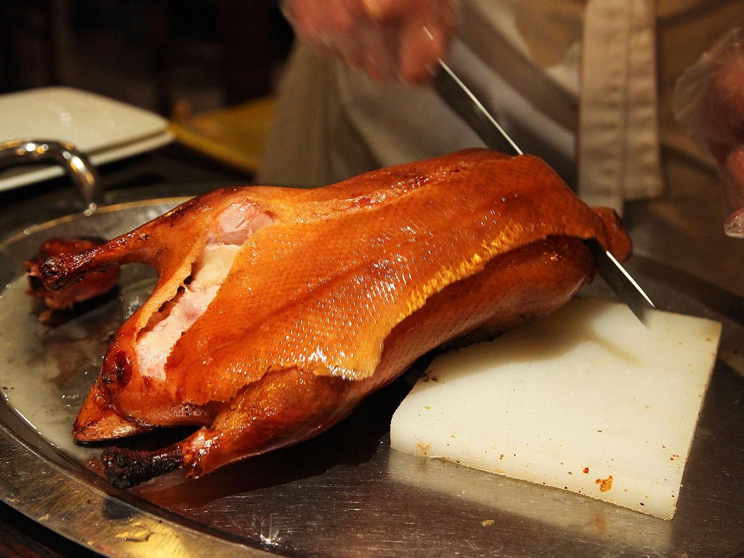 Утка по пекински рецепт с фото. Пекинская утка по-пекински. Peking Duck – «утка по-пекински». Пекинская утка блюдо. Пекинская жареная утка.