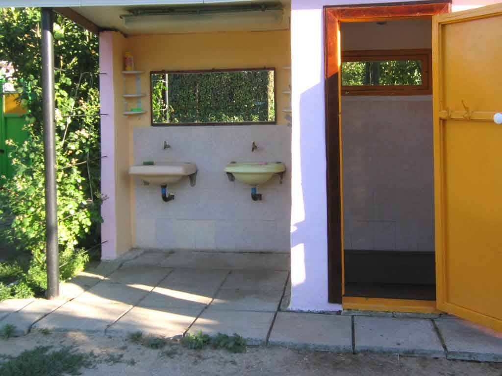 Душ и туалет для дачи под одной крышей фото