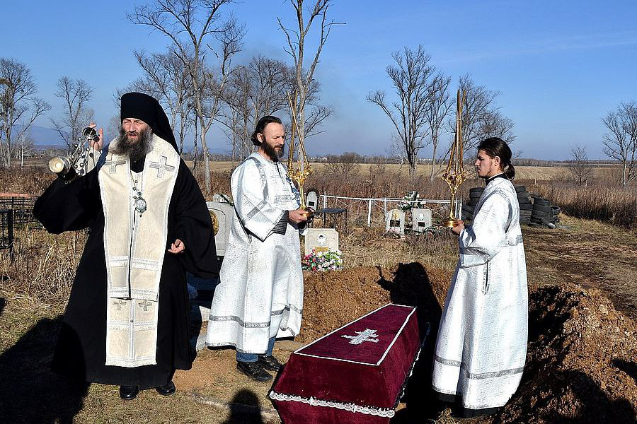 Покойника целуют в лоб при прощании. Вещи усопшего. Отпевание человека в церкви. Венчик похоронный. Отпевание прихожанки храма.