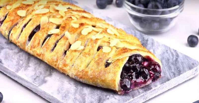 Пирог с ягодами в духовке рецепт с фото из слоеного теста фото