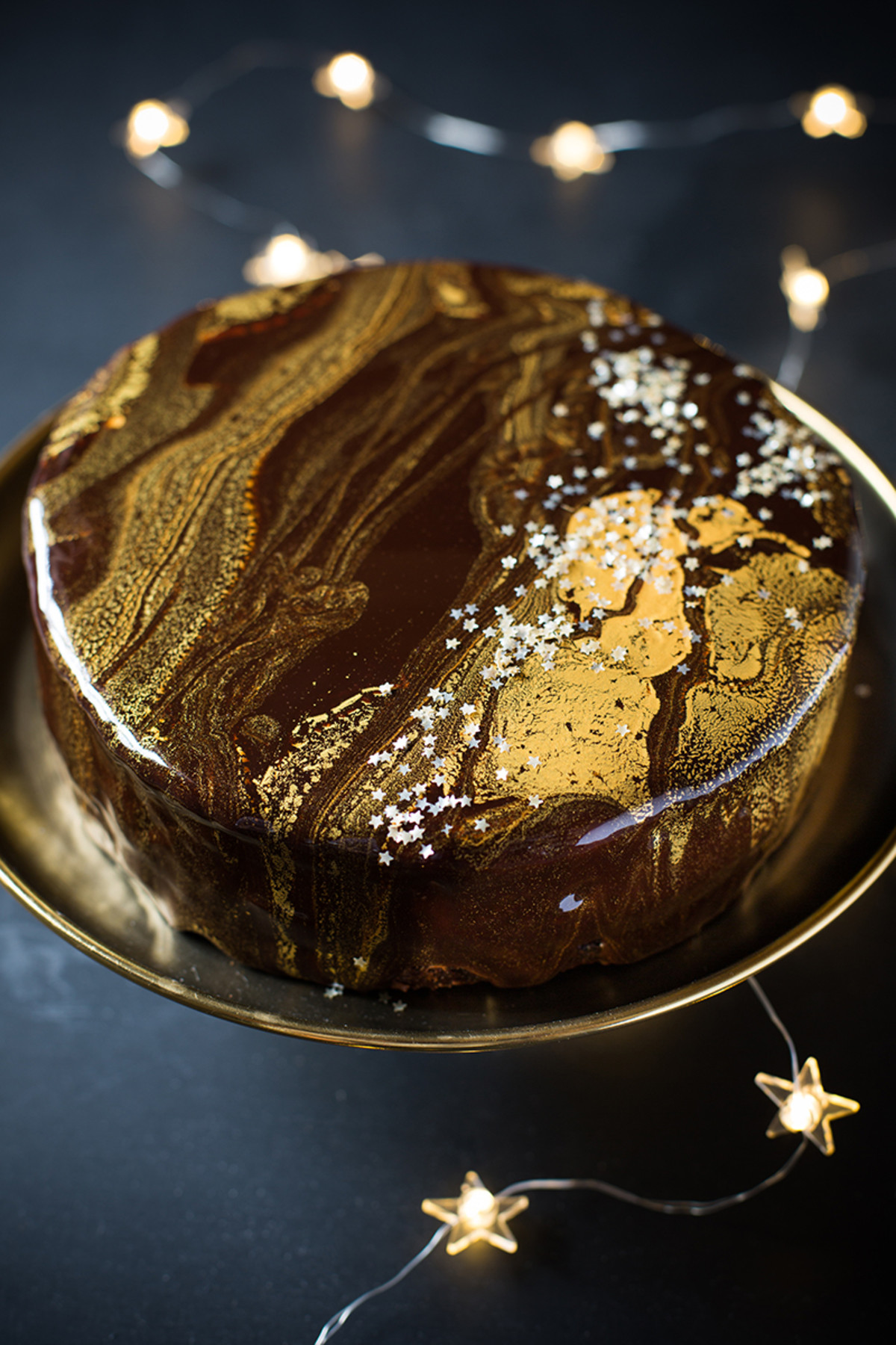 Рецепты торт с золотом. Торт с шоколадной глазурью. Украшение торта золотом. Зеркальная глазурь коричневая с золотом. Торт с золотом.