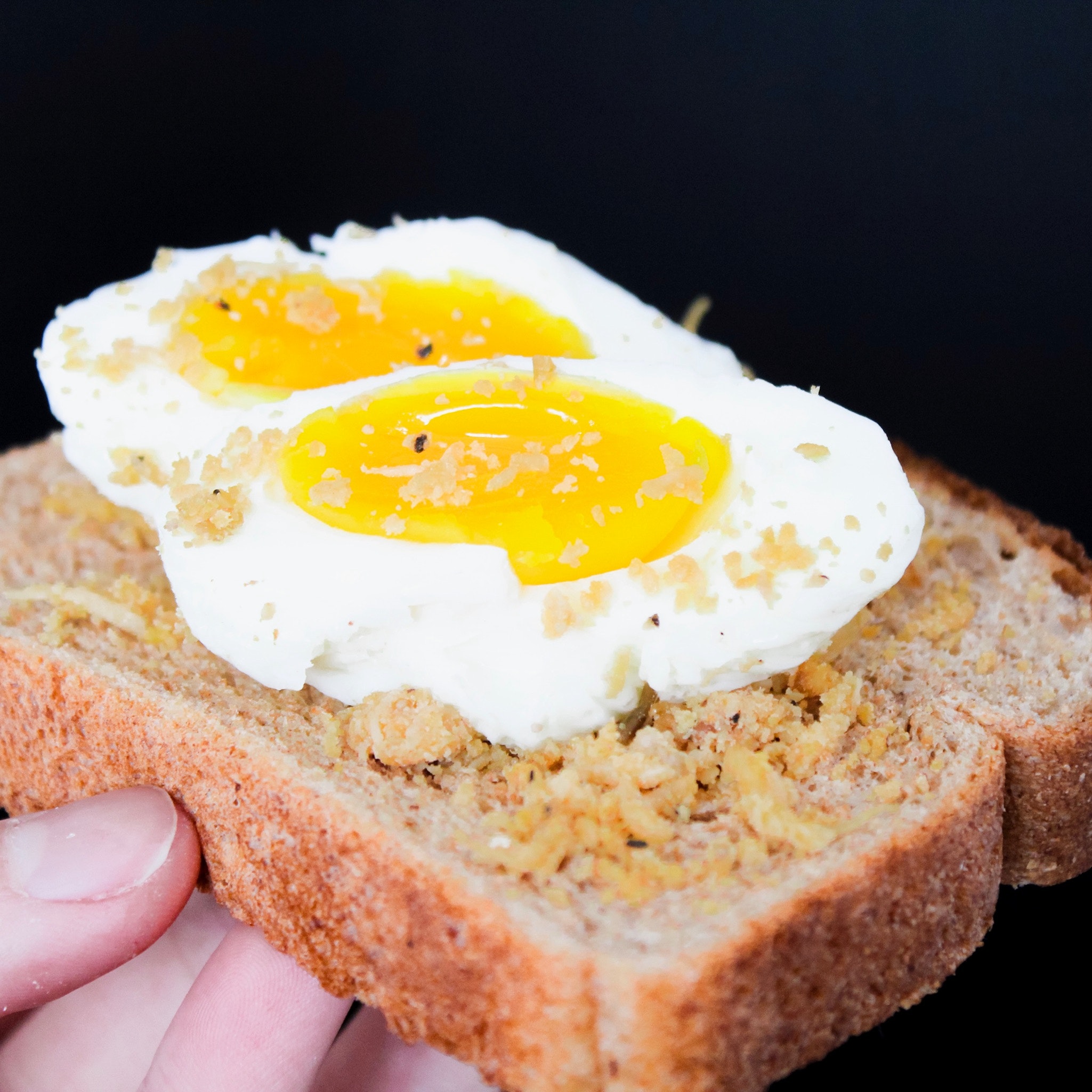 Можно есть яйца каждый день на завтрак. Бутерброд с яйцом. Завтрак с яйцом. Жареный хлеб с яйцом. Необычные бутерброды с яйцом.