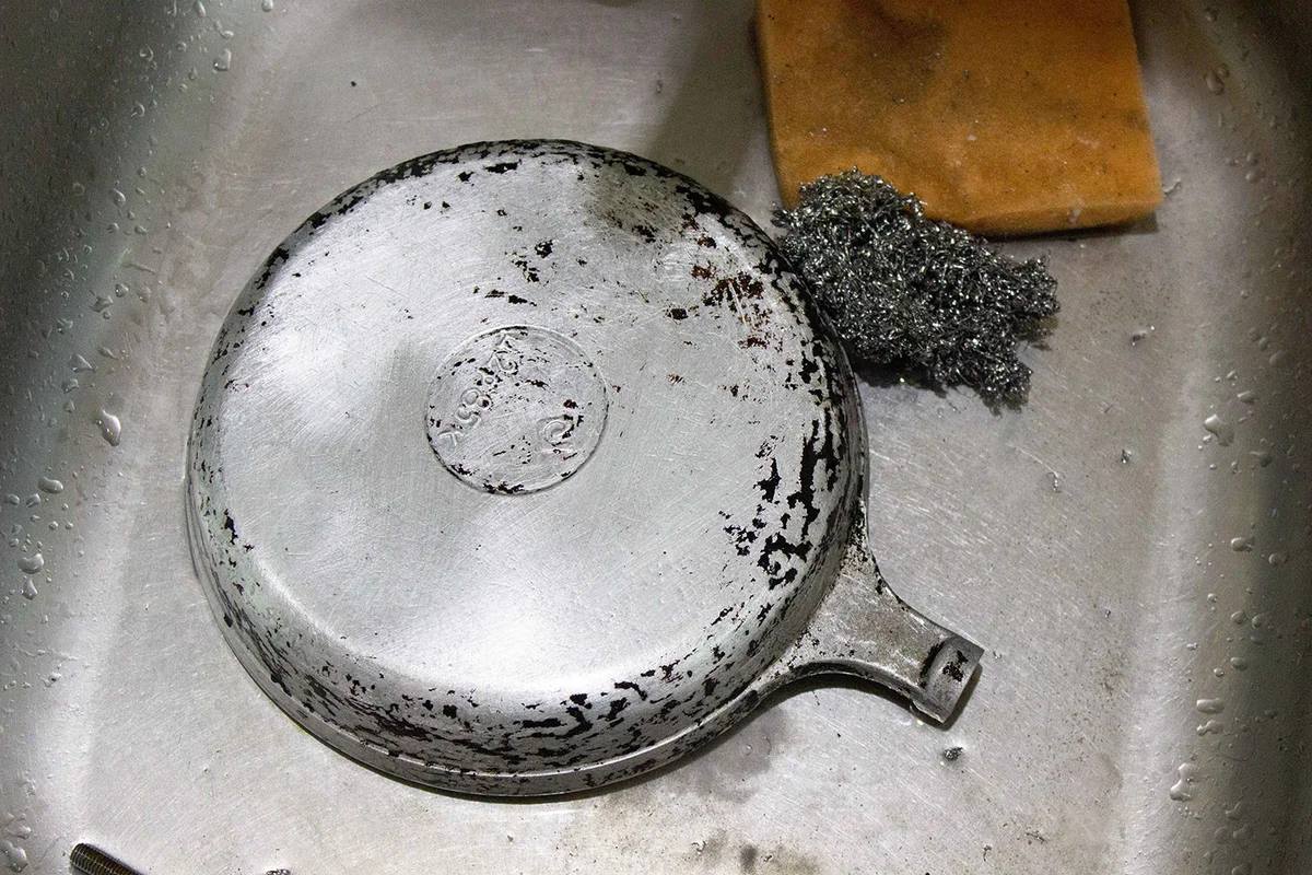 Отмыть посуду клеем. Алюминиевая сковорода с нагаром. Нагар на сковороде. Сковородка с нагаром Советская. Старая чугунная кастрюля.