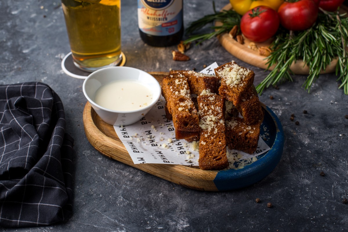 Чесночные гренки с чесноком. Гренки с чесноком. Гренки ржаные с чесноком.