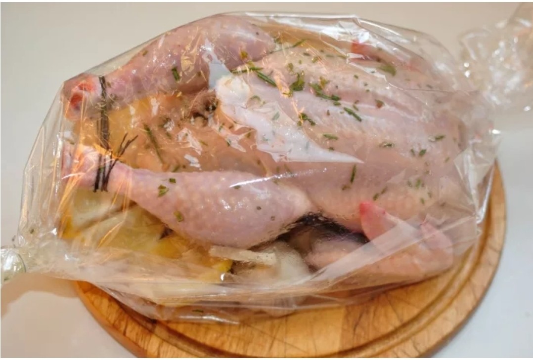 Сколько времени запекать в пакете. Пакет для запекания курицы. Курица в рукаве для запекания. Курица в рукаве для запекания в духовке.