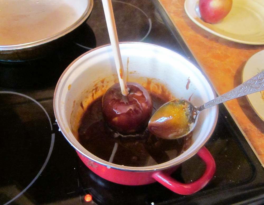 Карамелизация яблок. Яблоки в карамели на сковороде. Карамелизированные яблоки на сковороде. Дольки яблок в карамели. Яблоки в карамели в духовке.