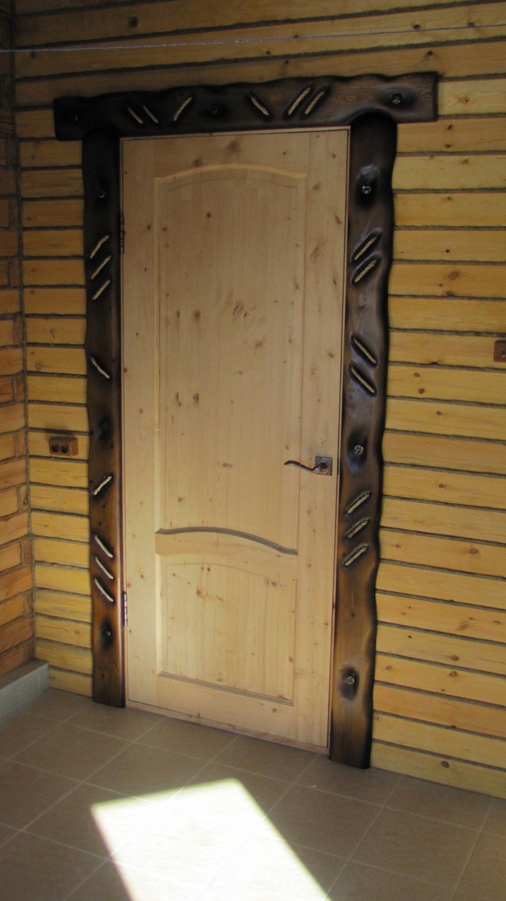 Обналичка дверей своими руками. Деревянная дверь. Наличники на банную дверь. Входная дверь в баню. Дверь в парилку деревянная.