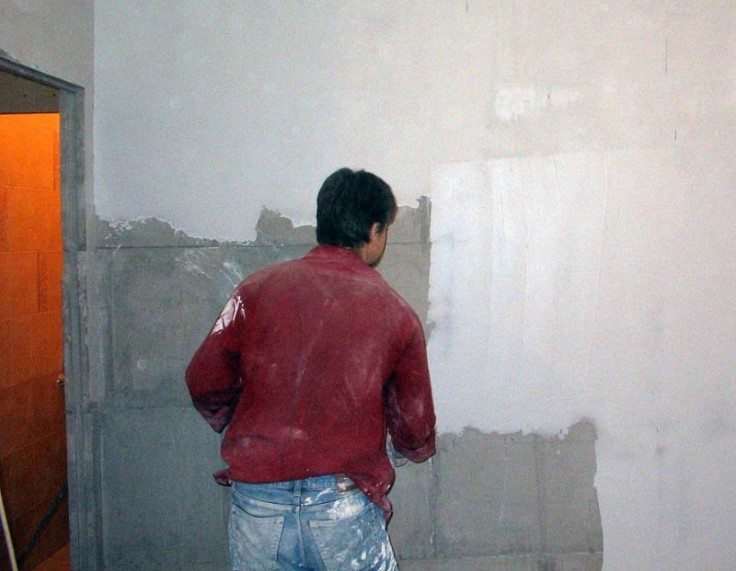Сколько должна сохнуть штукатурка. Подготовка стен под покраску фото. Обработка стен после снятия обоев. Стены перед покраской после снятия обой. Клей для обработки стен перед поклейкой обоев.