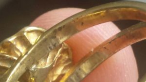 Почему палец черный от золотого кольца