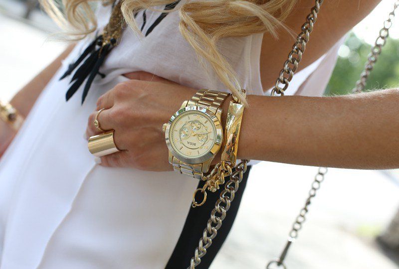 Часы и браслет на одной руке женские