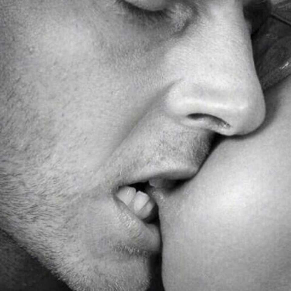 Охватывающий" - это такой поцелуй, когда целующиеся по очереди охватыв...