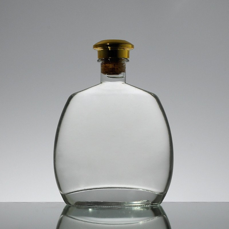 Стеклянная бутылка коньяк. Стеклянная бутылка. Прозрачная бутылка. Плоская стеклянная бутылка. Стеклянные бутылки для коньяка.