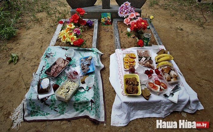 Куда девать хлеб после 40 дней. Поминки на кладбище. Еда на могиле. Поминки на кладбище на Украине. Закуски на кладбище в поминальный.