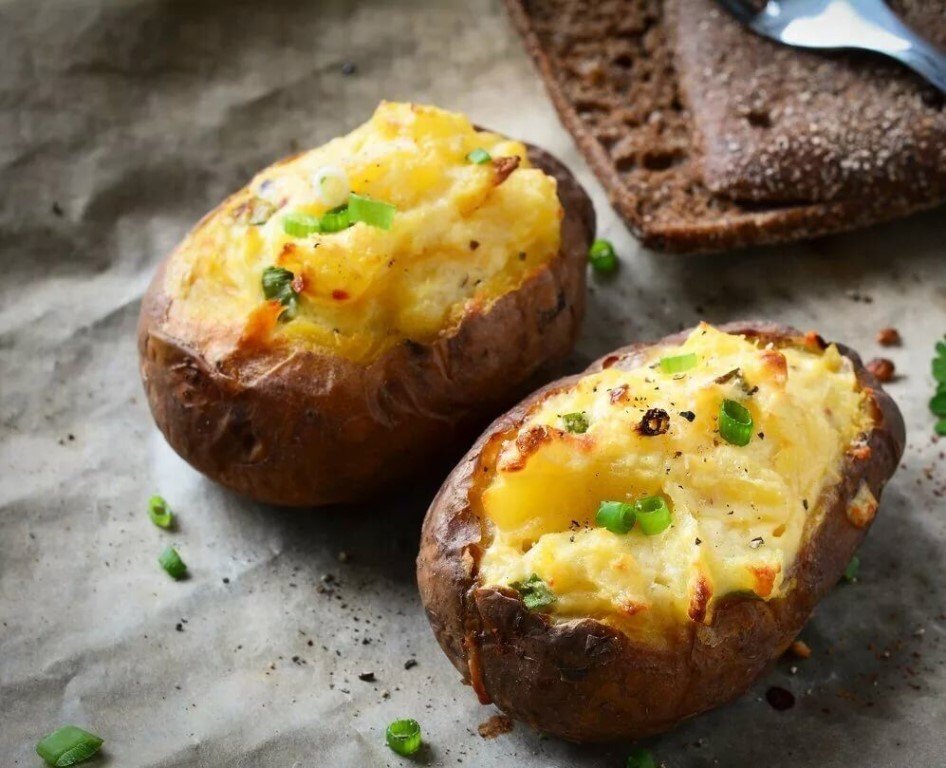 Рецепт картошки с яйцом в духовке. Картофель с сыром. Печеный картофель. Печеный картофель с сыром. Картофель запеченный в мундире.